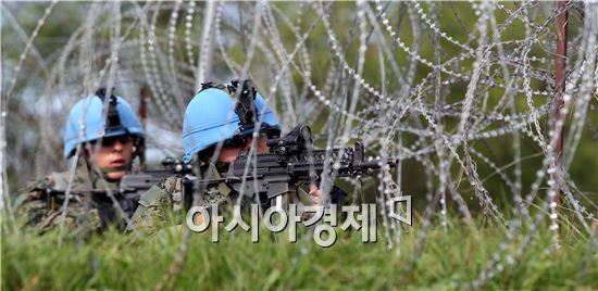 한빛부대 경비대 대원들이 6일(현지시간) 남수단 보르기지 영내에서 QRF(quick reaction force) 출동 훈련을 하고있다. (남수단 사진공동취재단) 