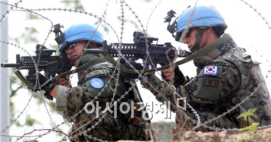 한빛부대 경비대 대원들이 6일(현지시간) 남수단 보르기지 영내에서 QRF(quick reaction force) 출동 훈련을 하고있다. (남수단 사진공동취재단) 