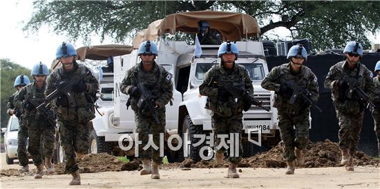 한빛부대 경비대 대원들이 6일(현지시간) 남수단 보르기지 영내에서 QRF(quick reaction force) 출동 훈련을 하고있다. (남수단 사진공동취재단) 