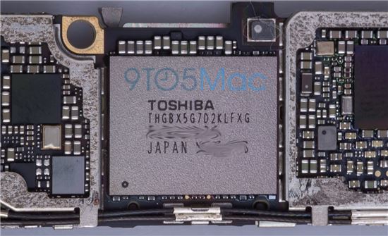 아이폰6S에 탑재된 16GB 도시바 칩. (사진 = 구글투파이브맥)