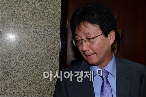 [포토]회의 중간에 퇴장하는 유승민 원내대표