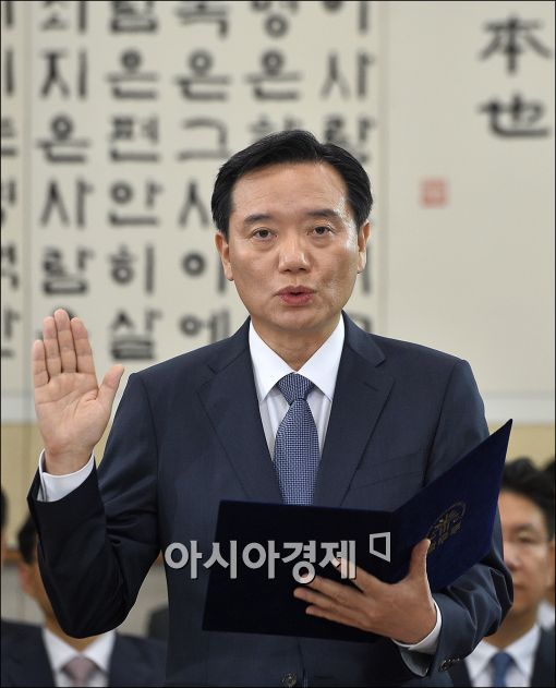 [포토]증인선서하는 김현웅 장관 후보자