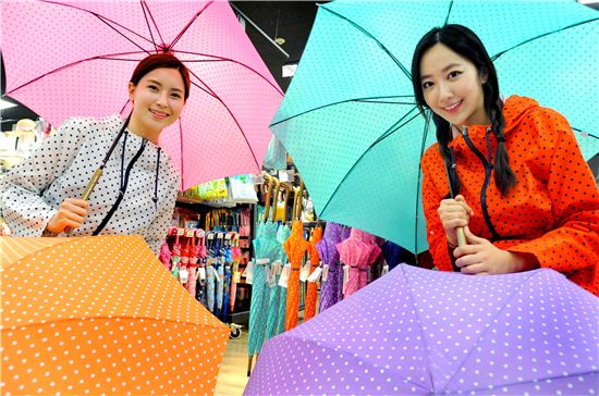 7일 홈플러스 강서점에서 모델들이 우산, 우비 등 장마용품을 선보이고 있다. 