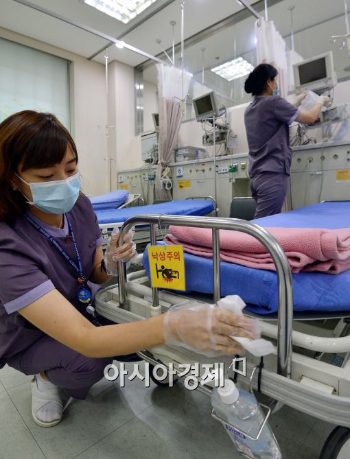 [포토]환자 맞을 준비하는 강동성심병원 응급실