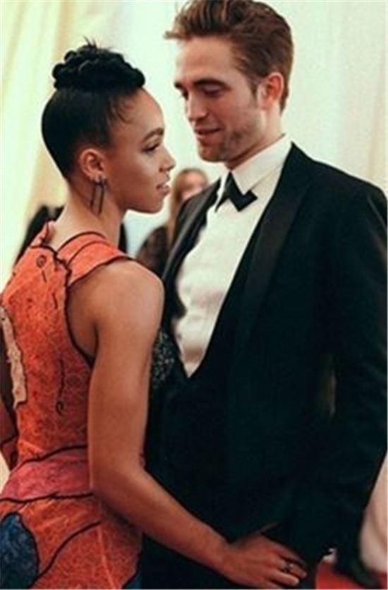 로버트 패틴슨, 트위그스와 12월 결혼…전 애인 크리스틴에게 소개하기도