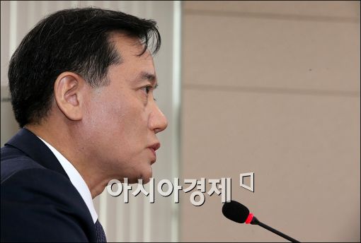 [포토]답변하는 김현웅 후보자