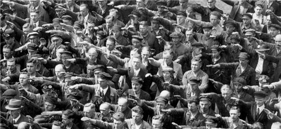 사진 오른쪽에 한 남자가 팔짱을 낀 채 홀로 나치 경례를 거부하고 서 있다. 사진=위키피디아  