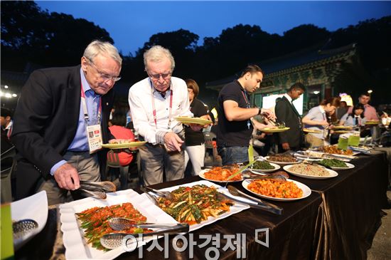 [광주U대회]각국 대표단장, 사찰음식 맛있어요