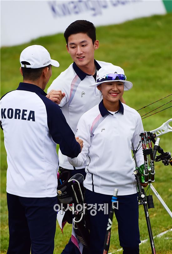  7일 오전 광주 남구 광주국제양궁장에서 열린 2015 광주하계유니버시아드 양궁 컴파운드 혼성 결승(KOR-IND)에서 인도를 이기고 송윤수(SONG Yun soo), 김종호(KIM Jongho)가 금메달을 확정짓고 감독에게 달려가 환하게 웃고 있다. 사진제공=광주U대회조직위