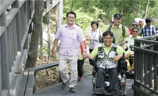 지난해 7월1일 민선6기 관악구청장 취임식을 대신 장애인과 함께 관악산 무장애숲길을 걷는 유종필 관악구청장