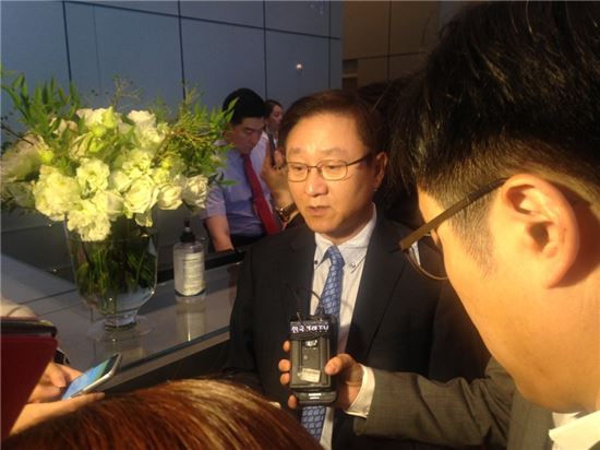 김신 삼성물산 상사부문 사장이 8일 수요사장단회의에 참석하기 전 기자들과 만나 제일모직과의 합병에 대해 의견을 밝히고 있다.