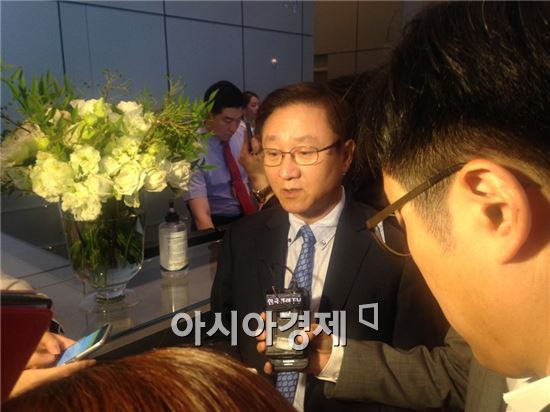 김신 삼성물산 상사부문 사장이 8일 삼성 서초사옥에서 기자들의 질문에 답하고 있다.