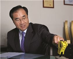 "잘 나가는 굴착기 그 속에 우리 힘 들어있죠"