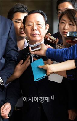 [포토]박성철 신원그룹 회장 검찰 출석, 취재진들의 질의에 묵묵부답