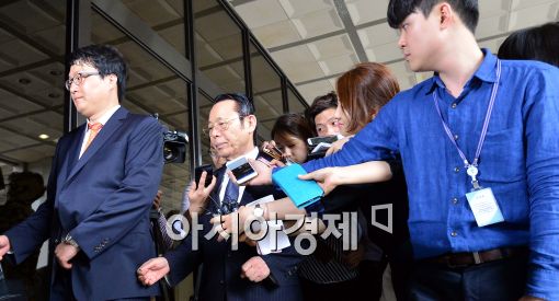 [포토]황급히 검찰로 향하는 박성철 신원그룹 회장