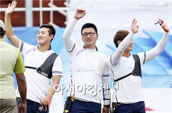 [광주U대회]한국남자 양궁 리커브 단체, `금메달` 획득 환호