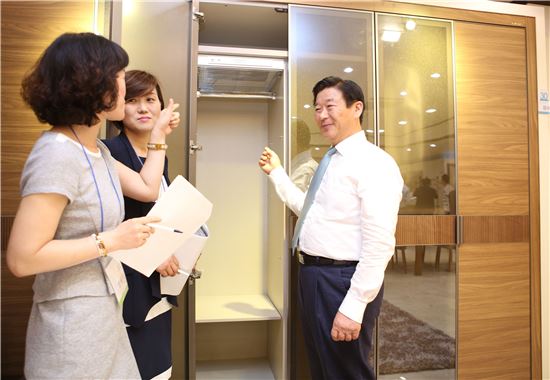 김경수 에몬스가구 회장(오른쪽)이 8일 인천 남동공단 에몬스가구 본사에서 열린 신제품 품평회에서 고객평가단에게 직접 제품을 설명하고 있다.