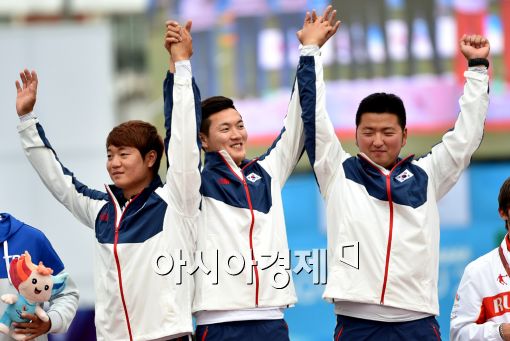 [포토]남자 양궁대표팀, '리커브 단체 금메달이다!'