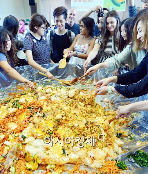 [포토]대형 비빔밥 만드는 외국인 대학생들