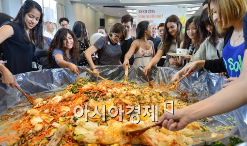 [포토]'우리가 만든 대형비빔밥 맛보세요~'