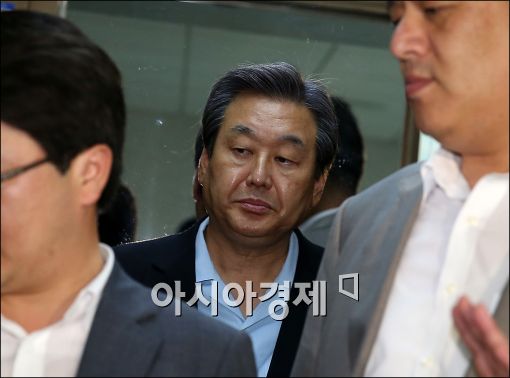 [포토]김무성 대표의 '어두운 표정'