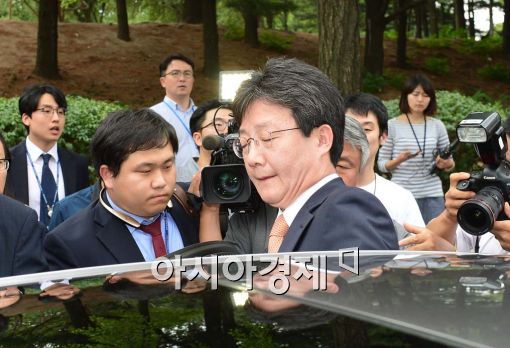 [포토]국회 떠나는 유승민 원내대표 