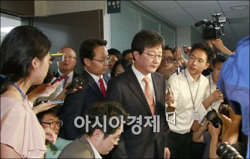 [포토]고개숙인 유승민 원내대표