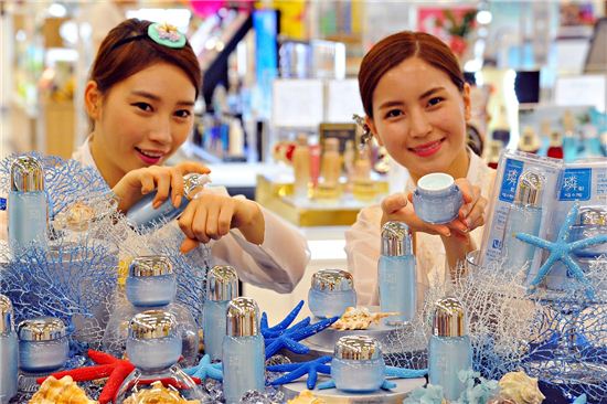 8일 홈플러스 서울 강서점에서 모델들이 한방 화장품 ‘린’을 소개하고 있다. 