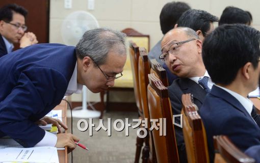 [포토]귓속말 하는 문형표 장관-권주욱 메르스 대책반장 
