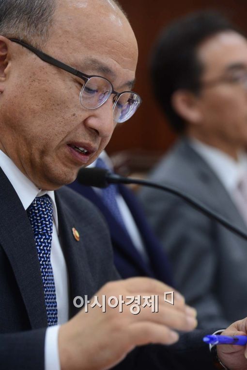 [포토]고심하는 문형표 보건복지부 장관 