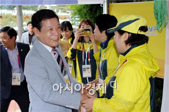 [포토]윤장현 광주시장, 도심 자원봉사 부스 격려 방문