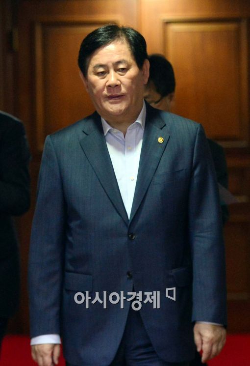 [포토]입장하는 최경환 경제부총리