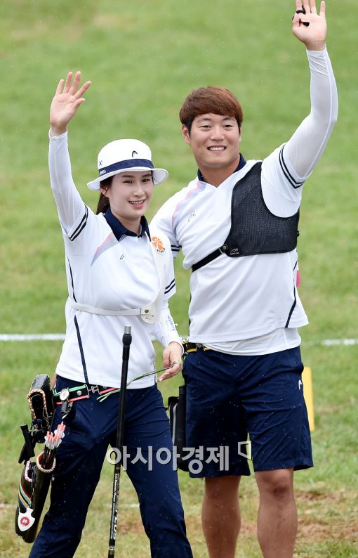 여자 양궁 국가대표 기보배(왼쪽)와 남자 대표팀 이승윤[사진=김현민 기자]