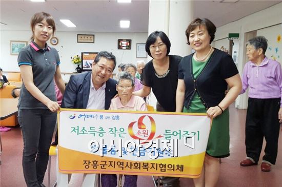 장흥군(군수 김성)은 8일 지역사회복지실무협의체의 심의를 거쳐 저소득층 5가구를 선정해 ‘작은 소원 들어주기’에 나섰다.
