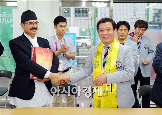 윤장현 광주시장, 선수촌서 네팔 선수단 격려