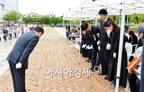 윤장현 광주광역시장이 8일 오전 시청 문화광장에서 열린 고 김철균 서기관 광주시청장에서 유가족들에게 인사를 하고있다. 사진제공=광주시 