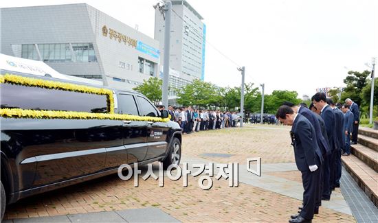 [포토]윤장현 광주시장, 고 김철균 서기관 광주시청장 치러