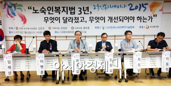 국회 새정치민주연합 황주홍(전남 장흥 영암 강진) 의원은 8일 국회 의원회관에서 녟노숙인복지세미나’를 열고 전문가 및 현장의 목소리를 청취하며 현실적인 정책 마련의 기회를 가졌다. 