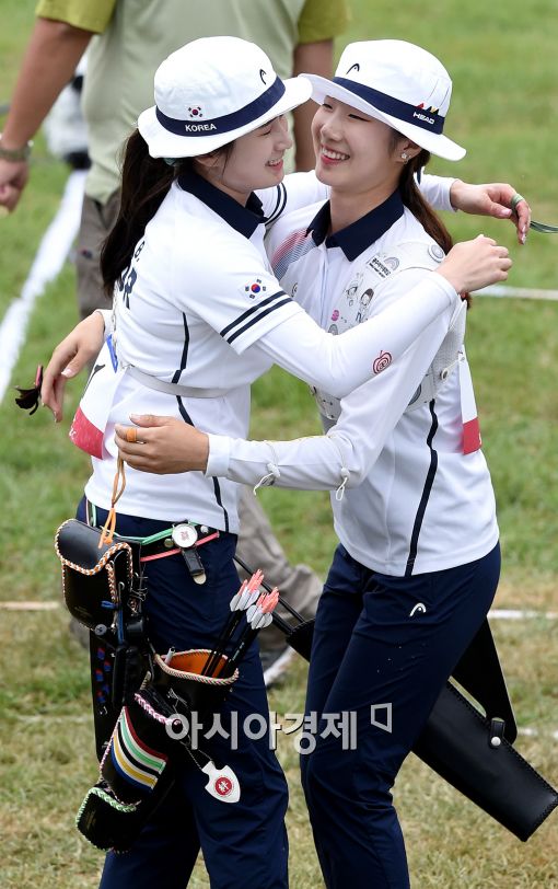 여자 양궁대표 기보배(왼쪽)와 최미선[사진=김현민 기자]