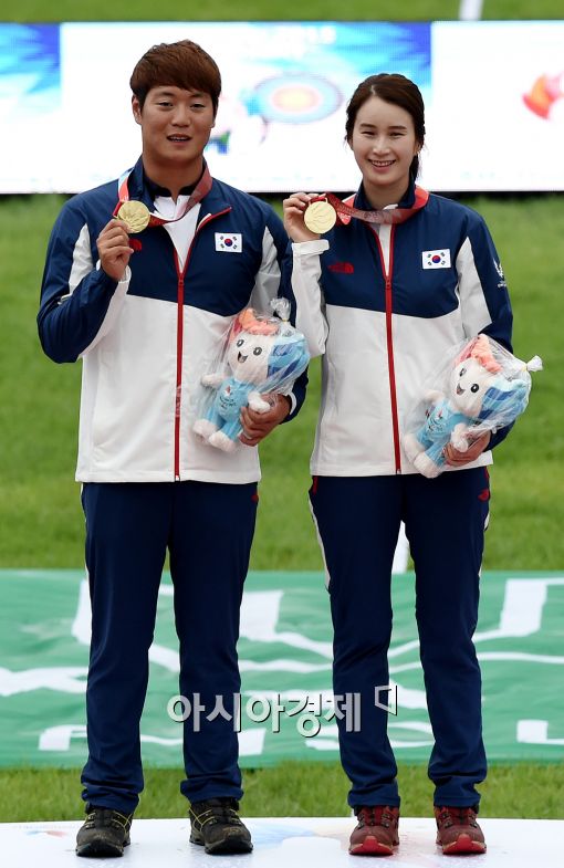 2015 광주하계유니버시아드 양궁 대표 이승윤(왼쪽)과 기보배[사진=김현민 기자]