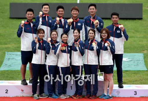 [포토]한국 양궁대표팀, 메달 목에 걸고 '화려한 피날레'