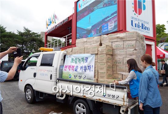 이용부 보성군수는 유니브로 대학생 기자들의 활동을 응원하기 위해 직접 보성 녹차 100박스를 전달하는 등 유니브로에 대한 뜨거운 관심을 보였다.
