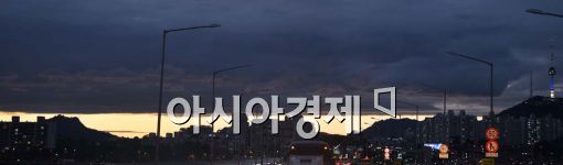 ▲8일 오후 서울 하늘에 먹구름이 끼어있다. 