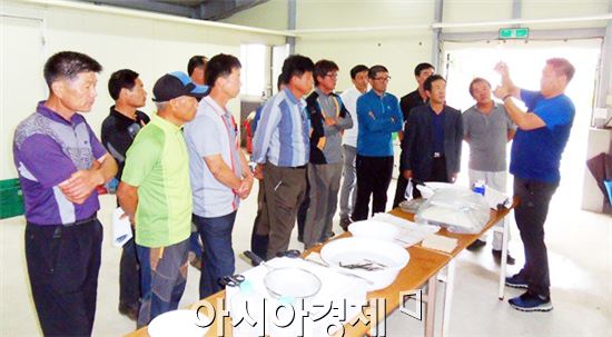 장흥군(군수 김성)은 8일 탐진강 내수면 연구센터에서 미꾸라지 양식희망어가를 대상으로 미꾸라지 양어기술교육을 실시했다