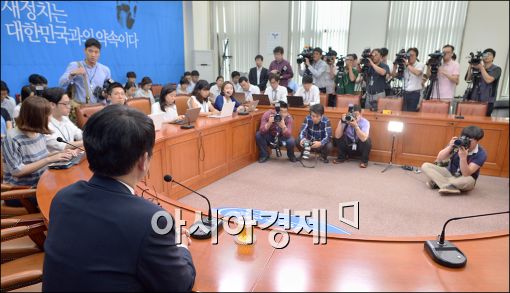 [포토]기자회견 갖는 최재성 사무총장