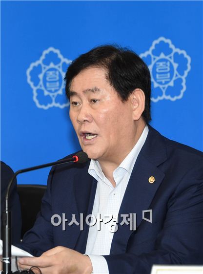 최경환 "임금피크제는 선택 아닌 필수"…공공기관 도입 압박