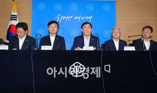 [포토]정부, 추경 12조원 포함 총 22조원 규모의 재정보강 추진 