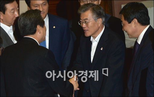 [포토]악수하는 김무성·문재인