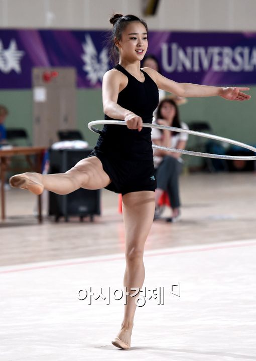 [포토]후프 연기하는 손연재