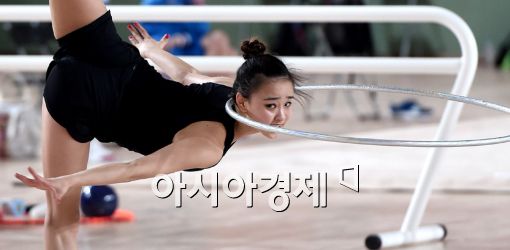 [포토]후프 연습하는 손연재